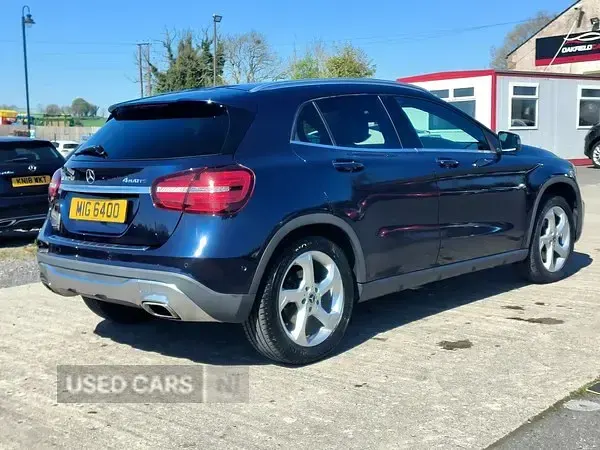 Usado Mercedes GLA250 Premium Plus 211 HP (155 kW) 2018 Azul SUV