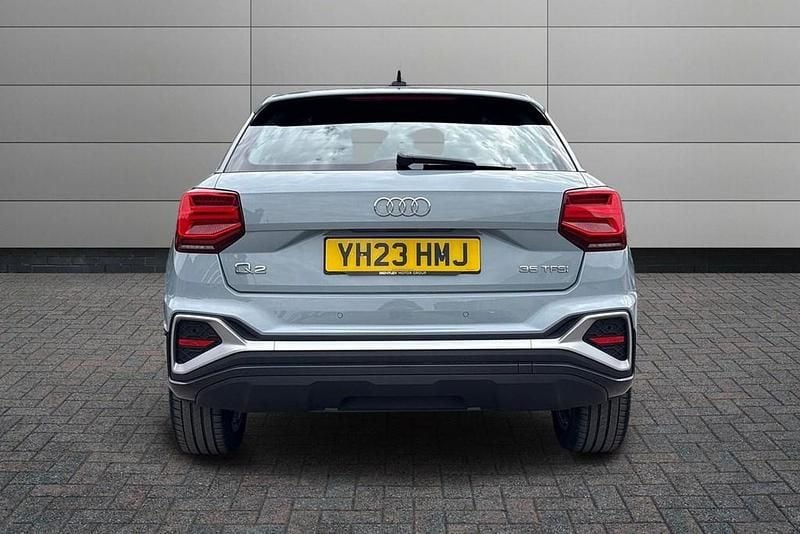 Begagnad Audi Q2 S-Line 2023 Grå SUV