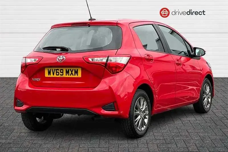 Used Toyota Yaris 107 HP (78 kW) 2019 Red Hatchback