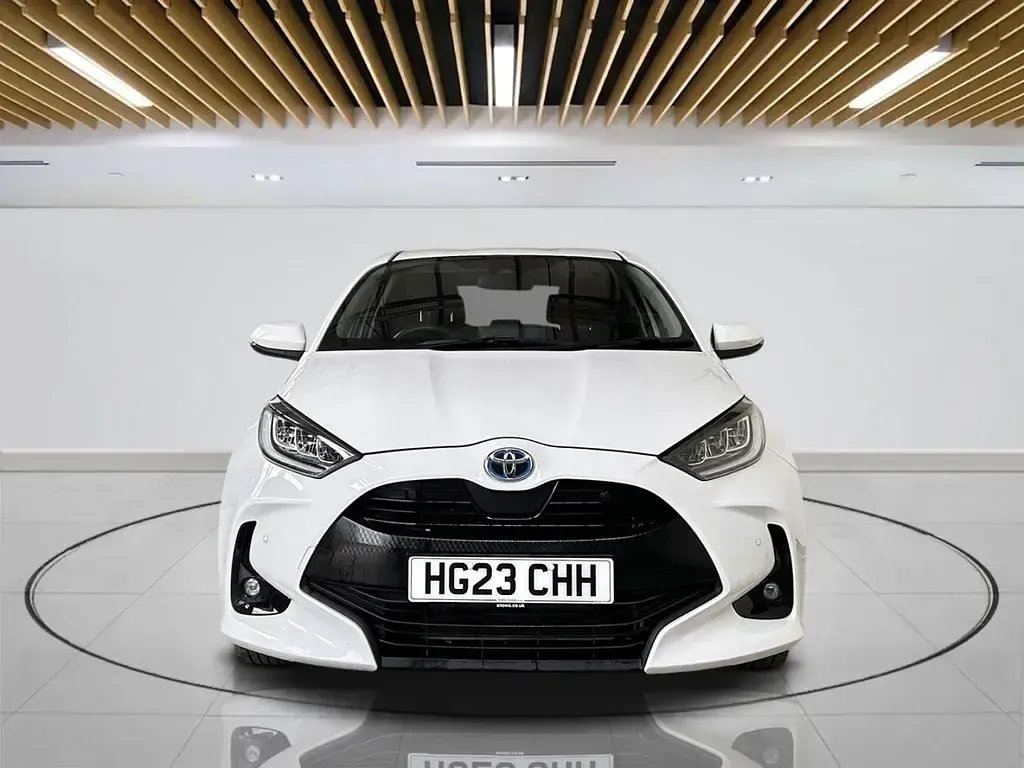 Used Toyota Yaris Design 116 HP (85 kW) 2023 White Hatchback