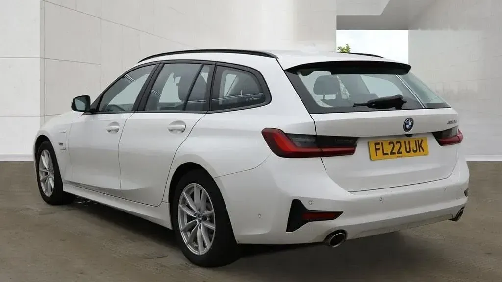 Begagnad BMW 330e Sport Line 2022 Vit Kombi