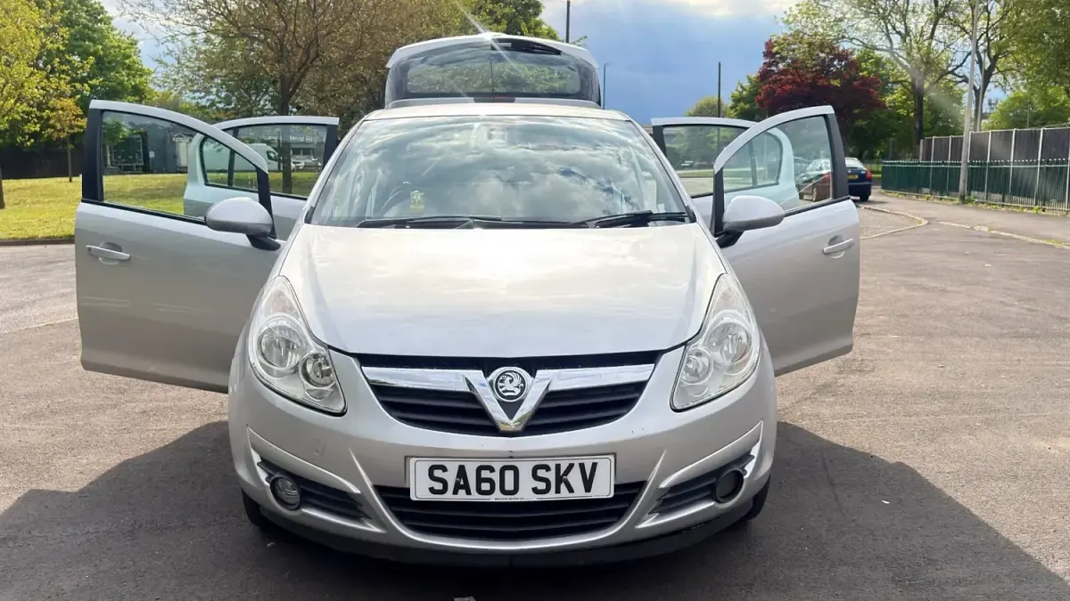 Begagnad Vauxhall Corsa 85 HK (62 kW) 2010 Silver Halvkombi