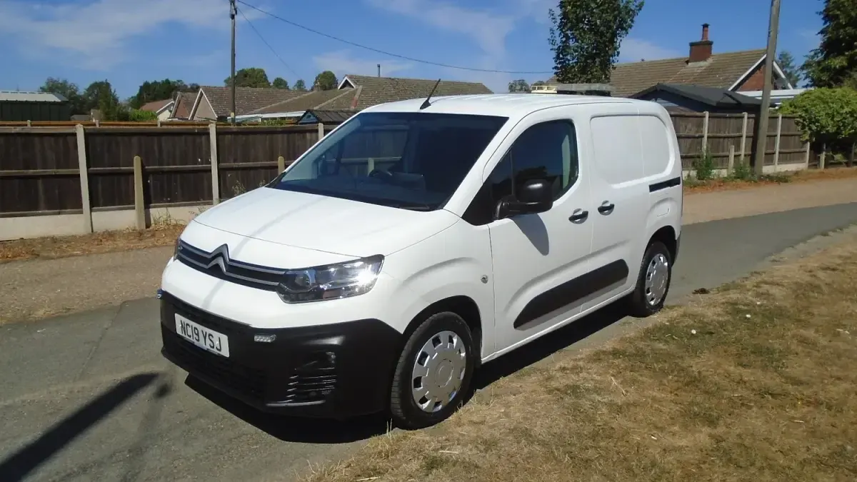 Used Citroën Berlingo Start 100 HP (73 kW) 2019 White MPV