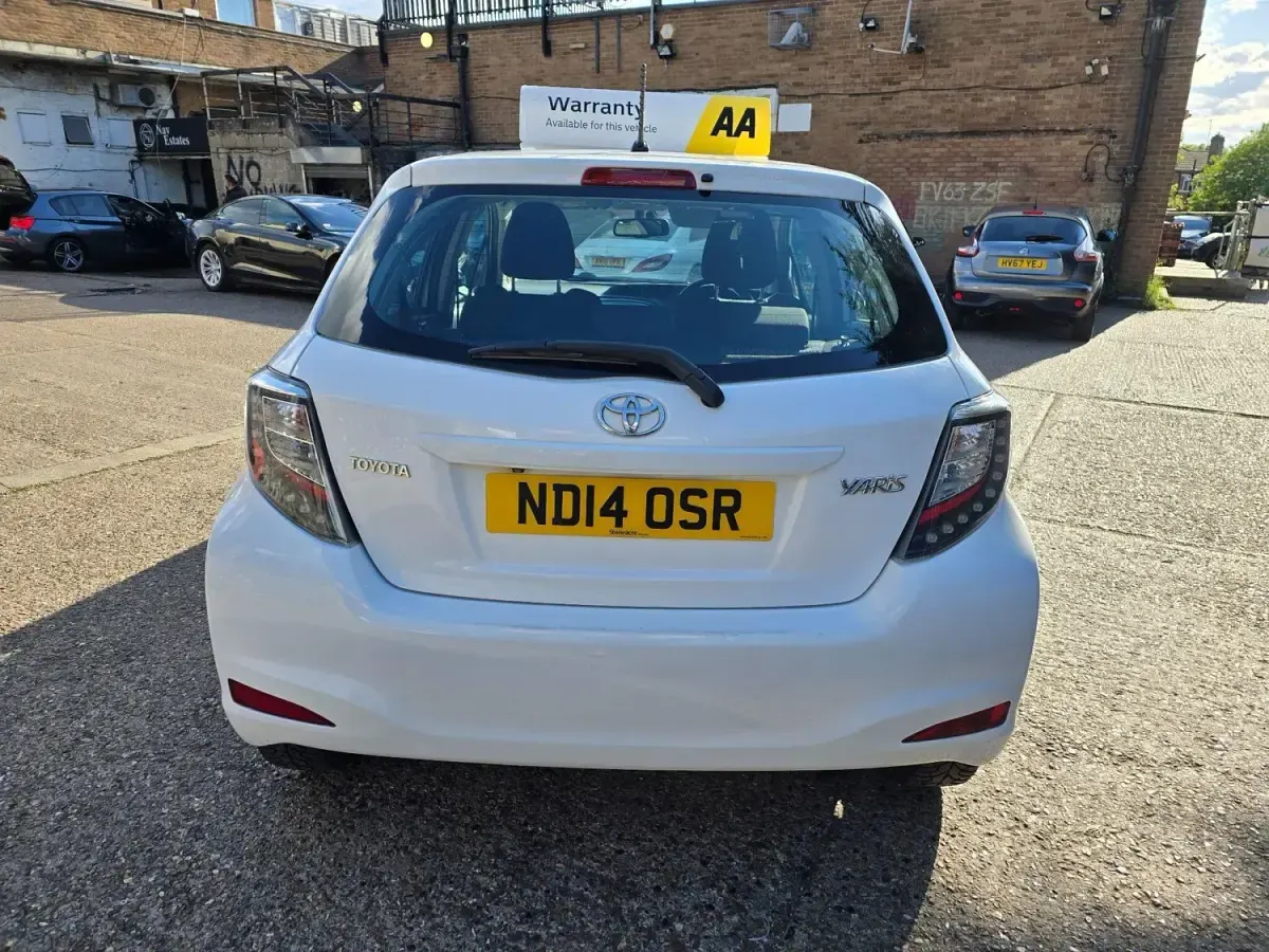 Begagnad Toyota Yaris 99 HK (72 kW) 2014 Vit Halvkombi