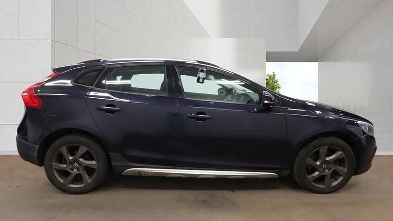 Used Volvo V40 SE 2016 Blue Hatchback