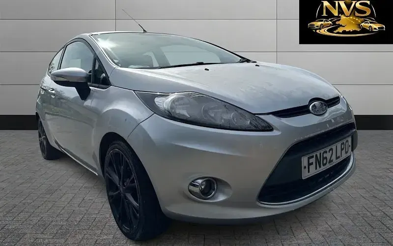 Begagnad Ford Fiesta 70 HK (51 kW) 2012 Silver Halvkombi