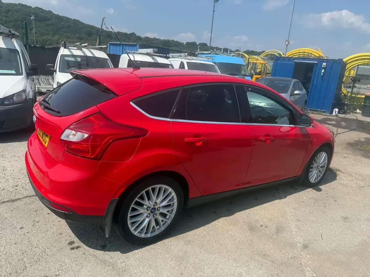 Used Ford Focus Zetec 125 HP (91 kW) 2011 Red Hatchback