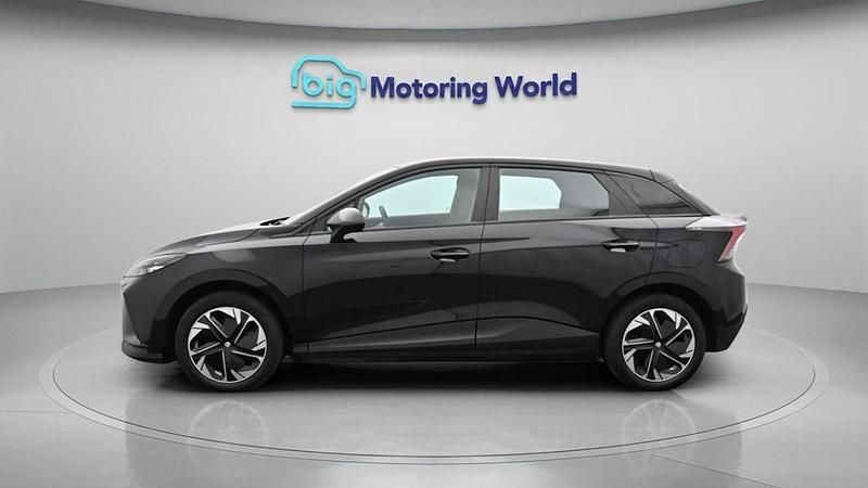 Begagnad MG MG4 EV SE 319 kW (435 HK) 2023 Halvkombi
