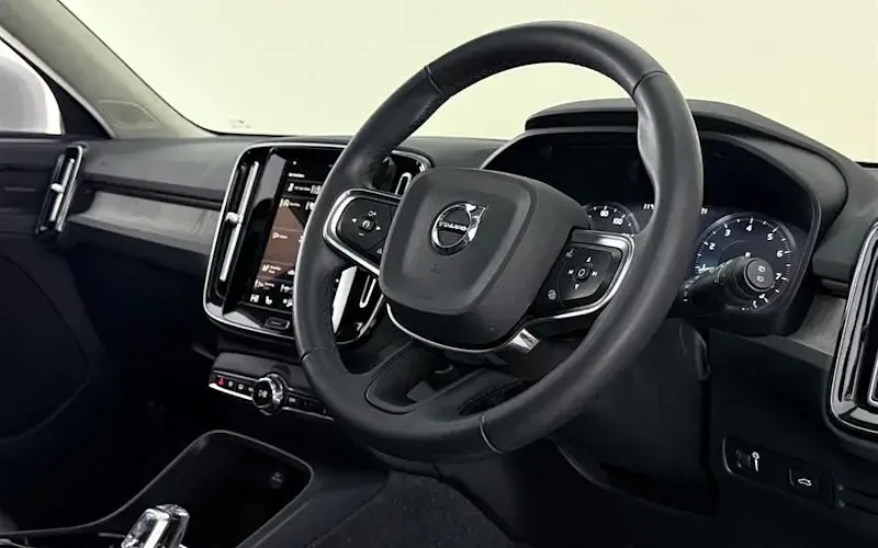 Usado Volvo XC40 Inscription 163 HP (119 kW) 2021 Prateado SUV