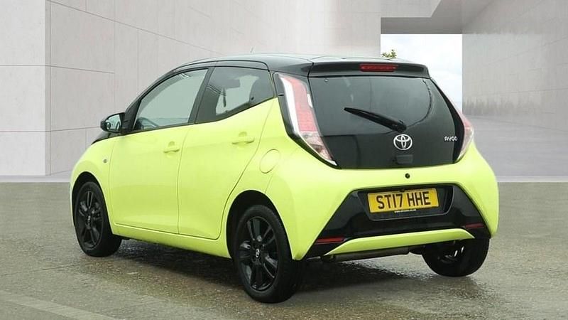 Begagnad Toyota Aygo X-cite 69 HK (50 kW) 2017 Gul Halvkombi