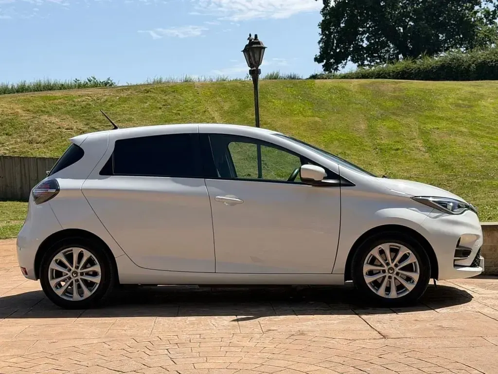 Used Renault Zoe Business 55 kW (75 HP) 2022 White Hatchback
