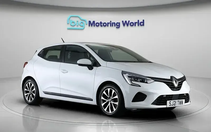 Used Renault Clio Iconic 140 HP (102 kW) 2021 White Hatchback