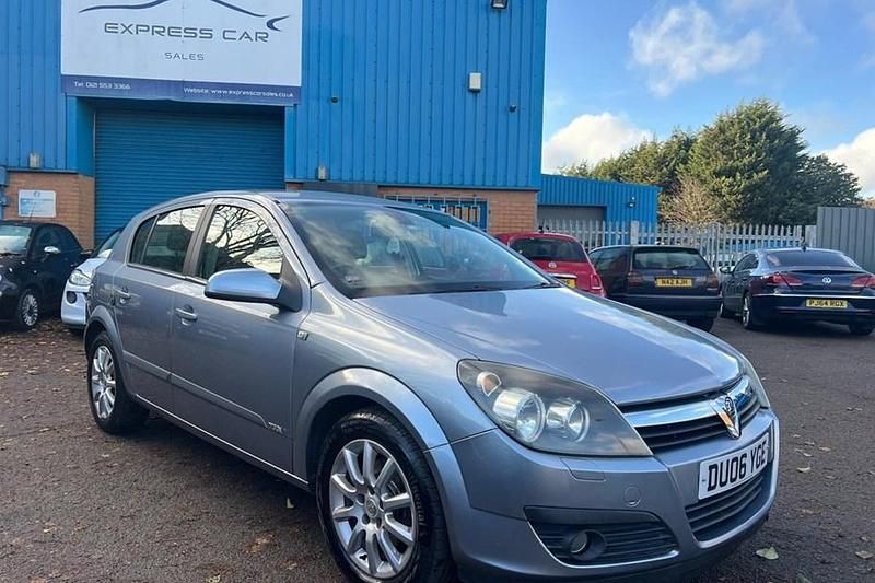 Silver Used 2006 Vauxhall Astra Design Edition Hatchback | £1,975 (A bit pricey) - Image 1/1