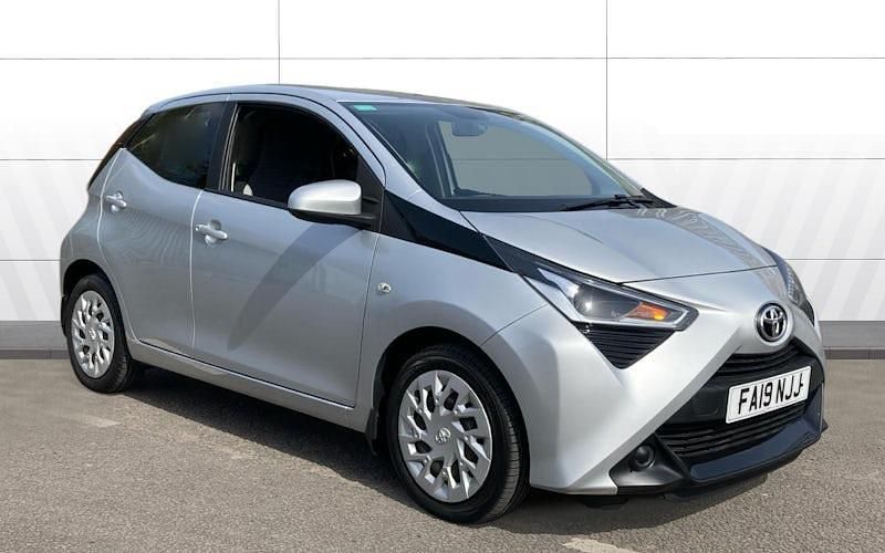 Used Toyota Aygo X-play 72 HP (52 kW) 2019 Silver Hatchback