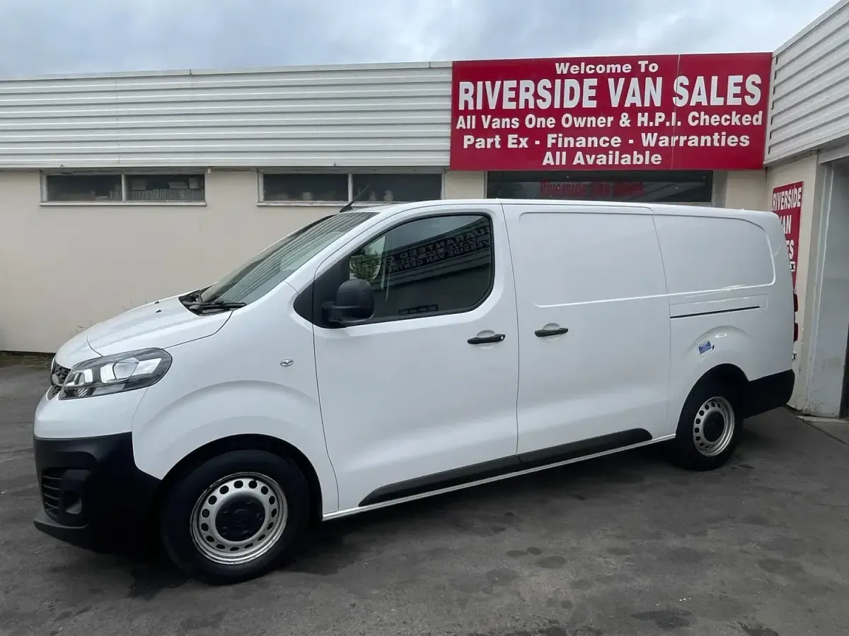 Used Vauxhall Vivaro 100 HP (73 kW) 2022 White MPV