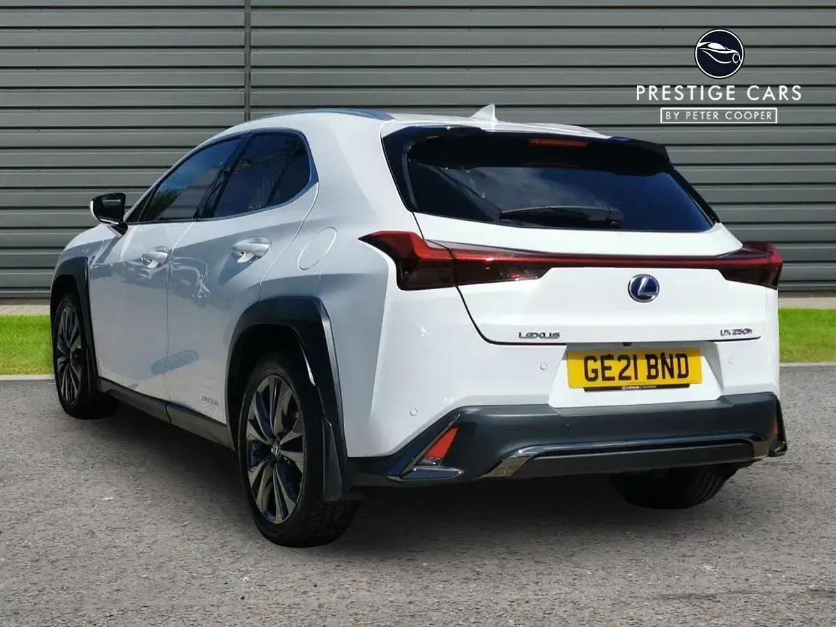 Used Lexus UX E-FOUR 184 HP (135 kW) 2021 White SUV
