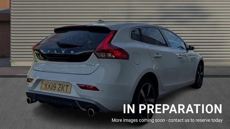 Used Volvo V40 R-Design 122 HP (89 kW) 2019 White Hatchback