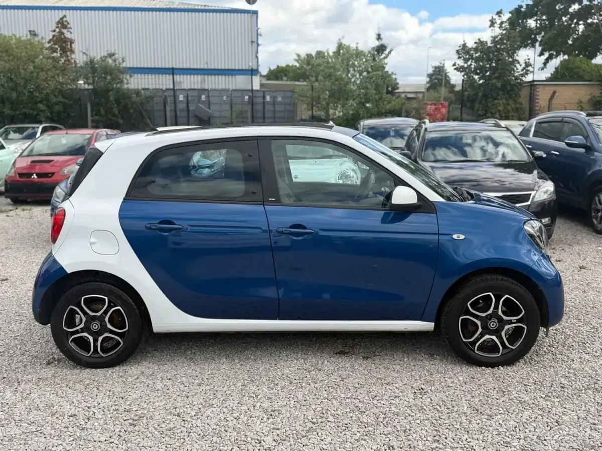 Used Smart ForFour Premium 71 HP (52 kW) 2015 Blue Hatchback