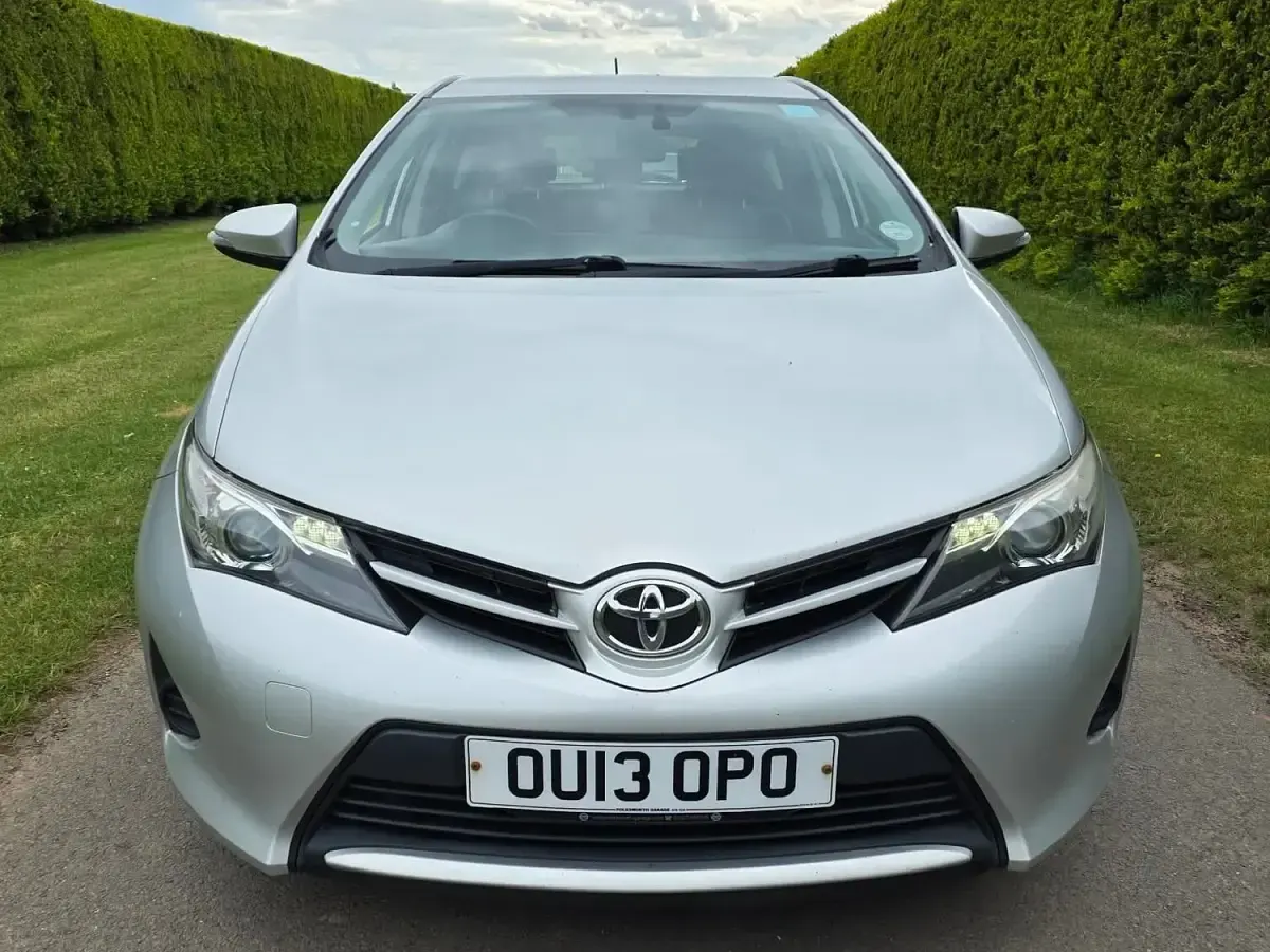 Used Toyota Auris Active 90 HP (66 kW) 2013 Silver Hatchback