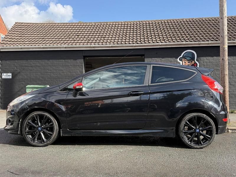 Usado Ford Fiesta Zetec 140 HP (102 kW) 2016 Preto Citadino