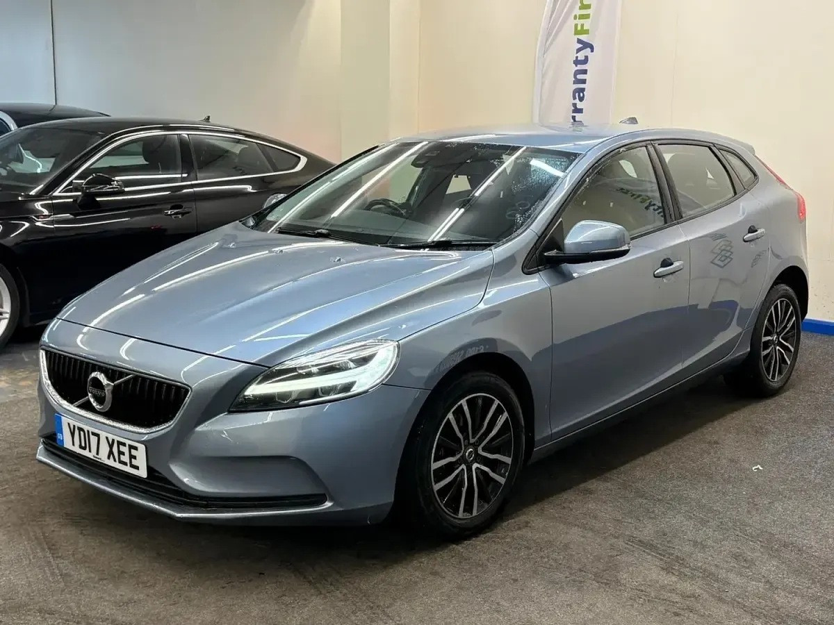 Used Volvo V40 Momentum 2017 Blue Hatchback