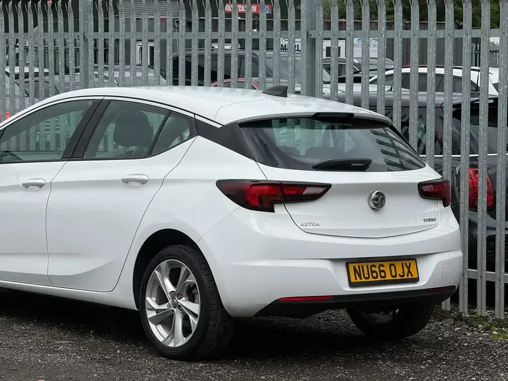 Used Vauxhall Astra SRi 150 HP (110 kW) 2017 White Hatchback