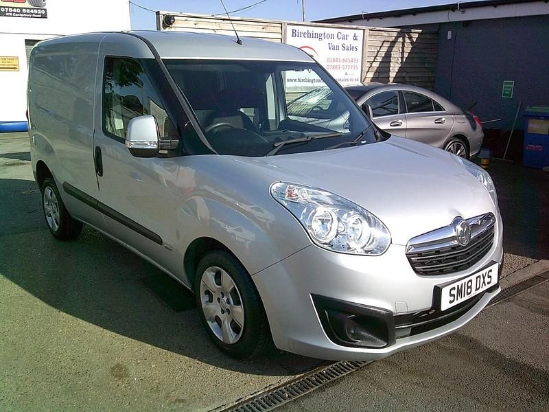 Second-hand Vauxhall Combo Sportive 2018 Argintiu Monovolum