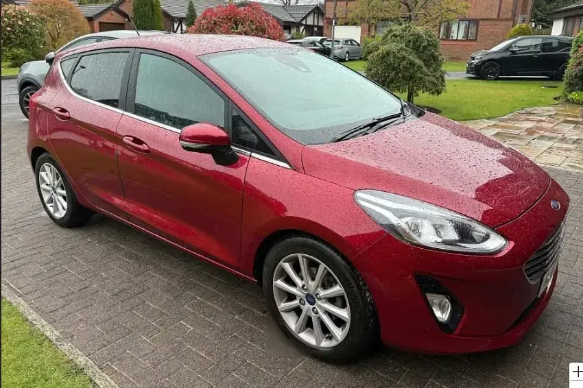 Begagnad Ford Fiesta Titanium 2017 Röd Halvkombi