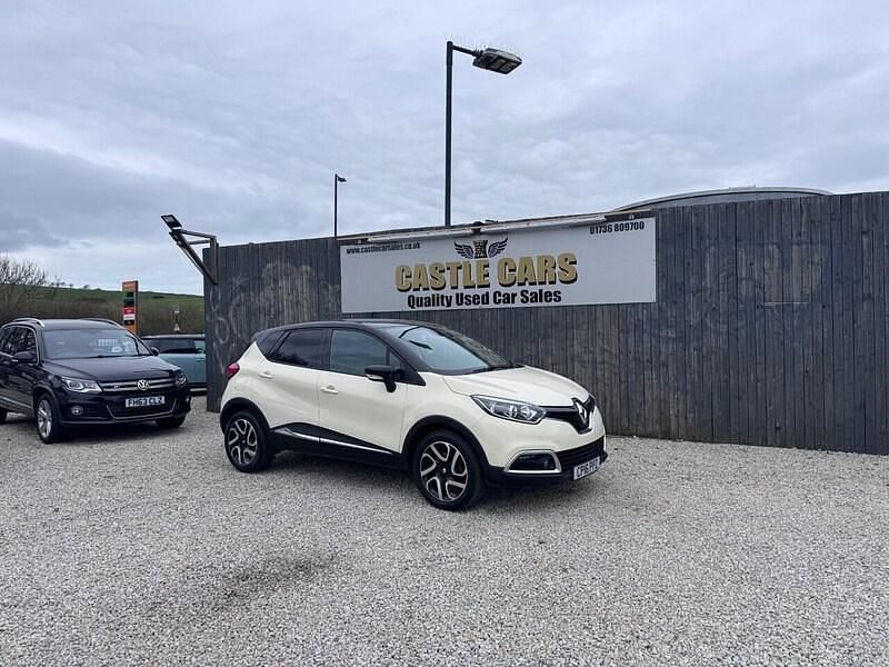 Used Renault Captur Dynamique 90 HP (66 kW) 2016 Cream/black SUV