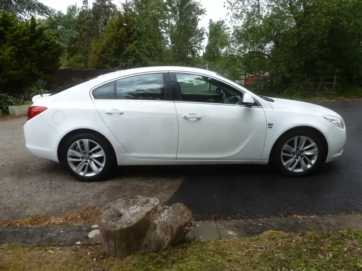 Begagnad Vauxhall Insignia SRi 160 HK (117 kW) 2013 Vit Halvkombi