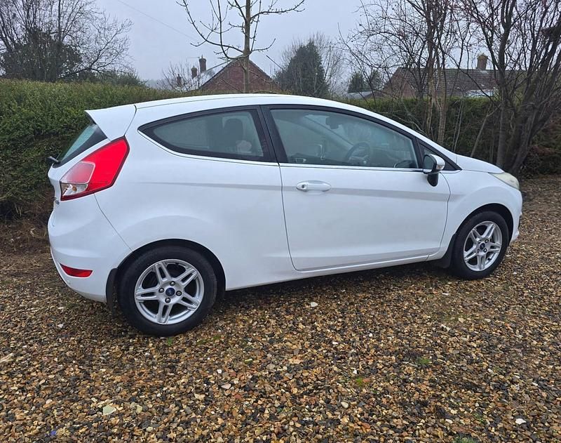 Used Ford Fiesta Zetec 2013 White Hatchback