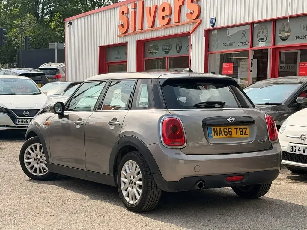 Begagnad Mini Cooper Hatch 136 HK (100 kW) 2016 Silver Halvkombi