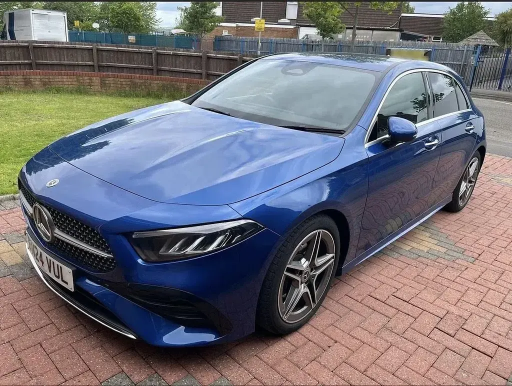 Begagnad Mercedes A200 Executive 163 HK (119 kW) 2024 Blå Halvkombi