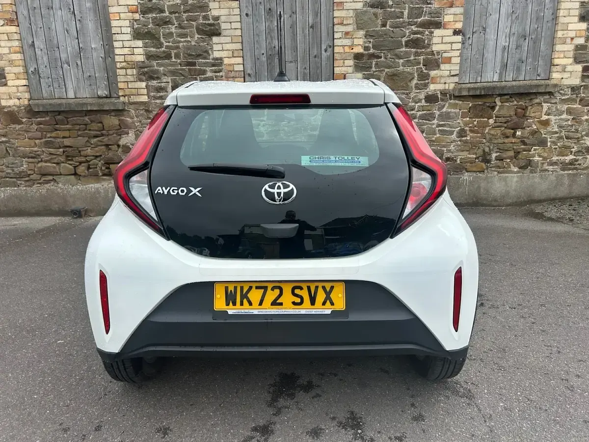 Used Toyota Aygo X PURE 72 HP (52 kW) 2022 White SUV