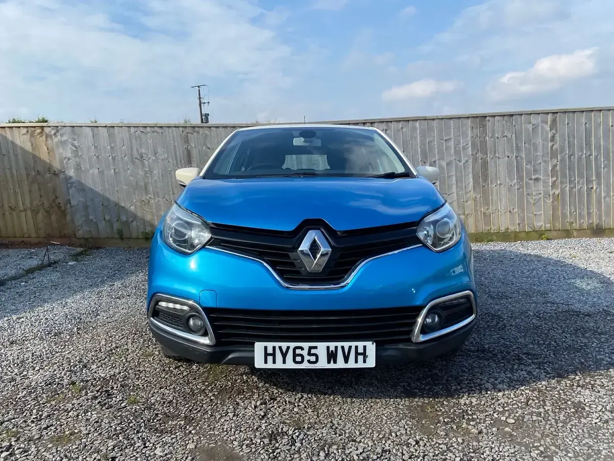Used Renault Captur Dynamique 90 HP (66 kW) 2015 Blue/cream SUV