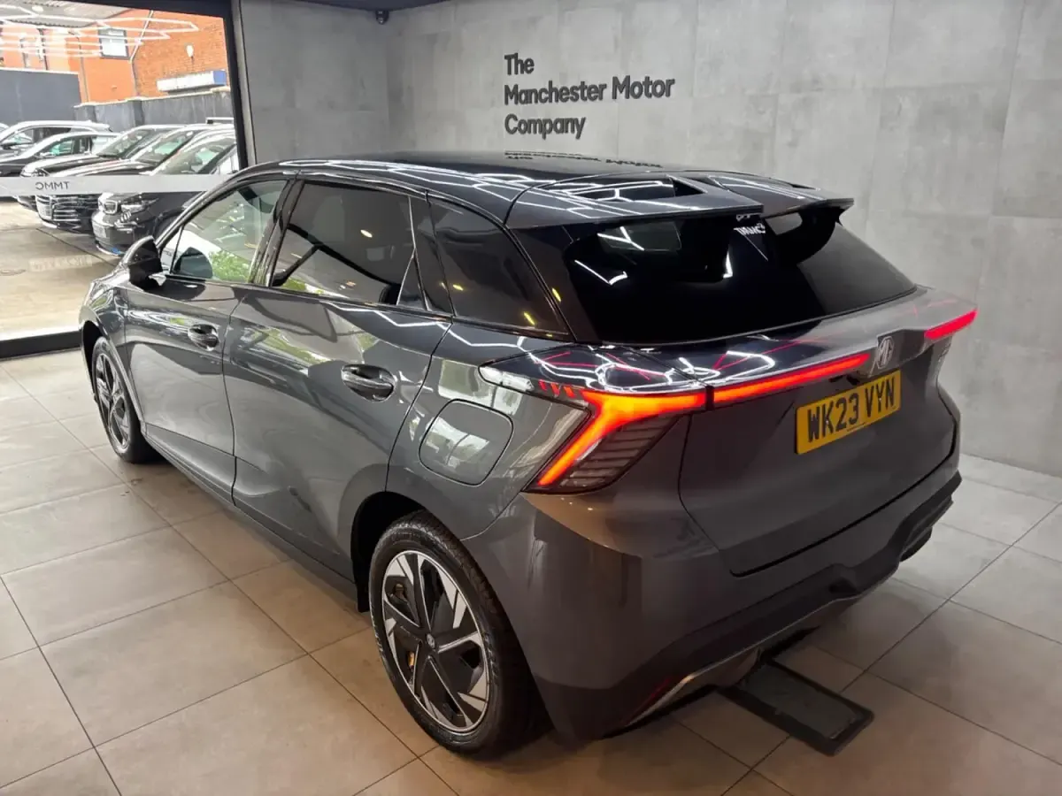 Begagnad MG MG4 EV Trophy 63 kW (87 HK) 2023 Grå Halvkombi