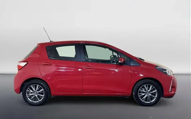 Used Toyota Yaris 111 HP (81 kW) 2017 Red Hatchback