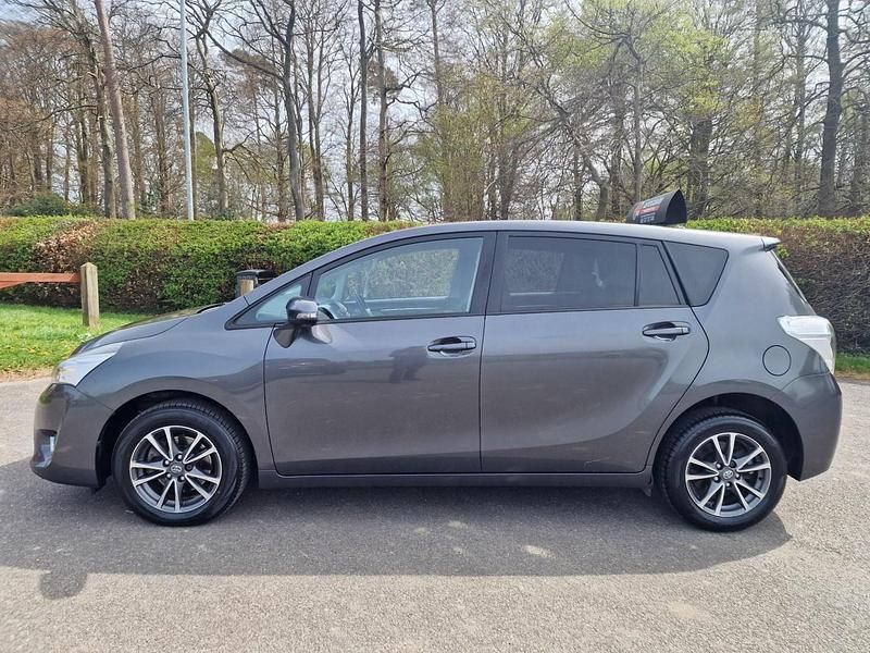 Usado Toyota Verso 132 HP (97 kW) 2014 Cinzento Monovolume