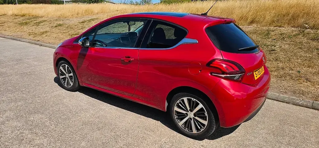 Used Peugeot 208 Allure 2016 Metallic red Hatchback