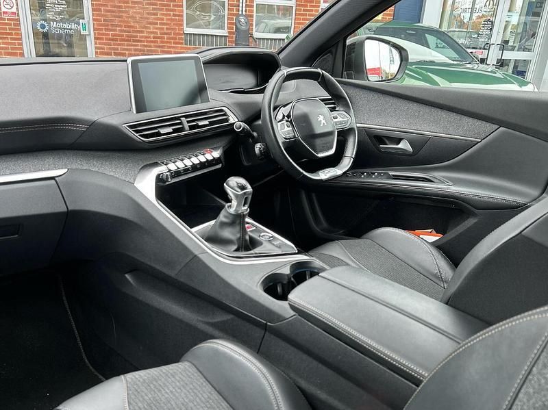 White Used 2020 Peugeot 5008 Premium MPV | £16,519 (Fair price) - Image 1/4