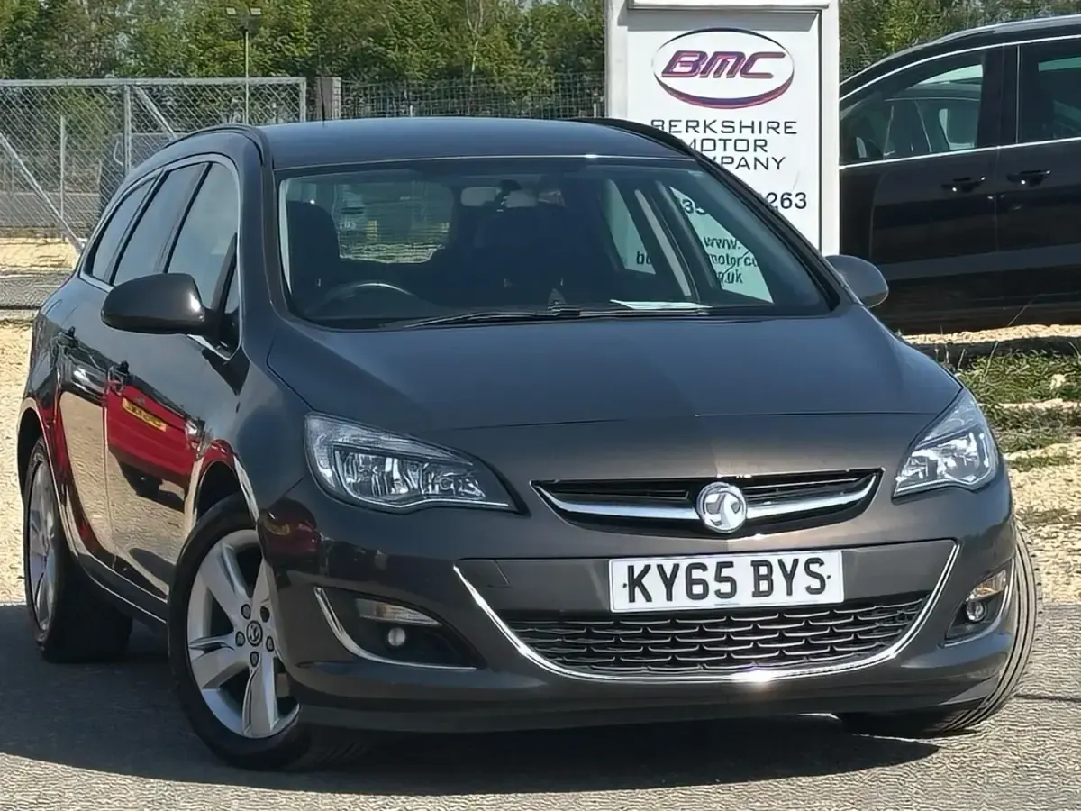 Usado Vauxhall Astra SRi 136 HP (100 kW) 2015 Cinzento Carrinha