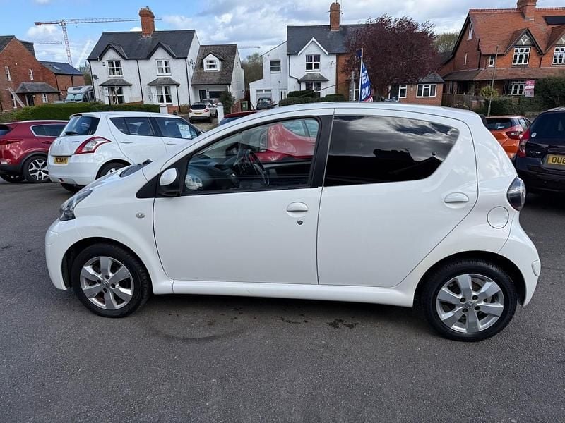 Used Toyota Aygo 68 HP (50 kW) 2013 White Hatchback