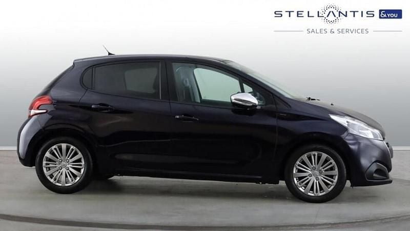 Used Peugeot 208 Signature Sky 81 HP (59 kW) 2019 Blue Hatchback