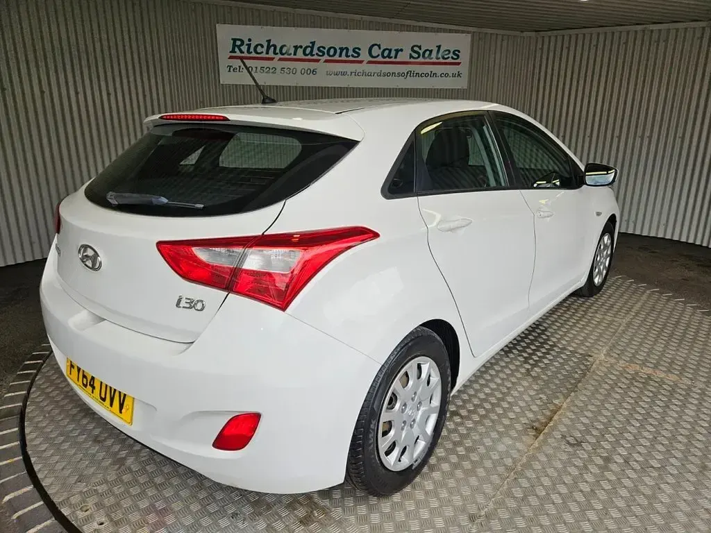 Used Hyundai i30 Classic 100 HP (73 kW) 2014 White Hatchback