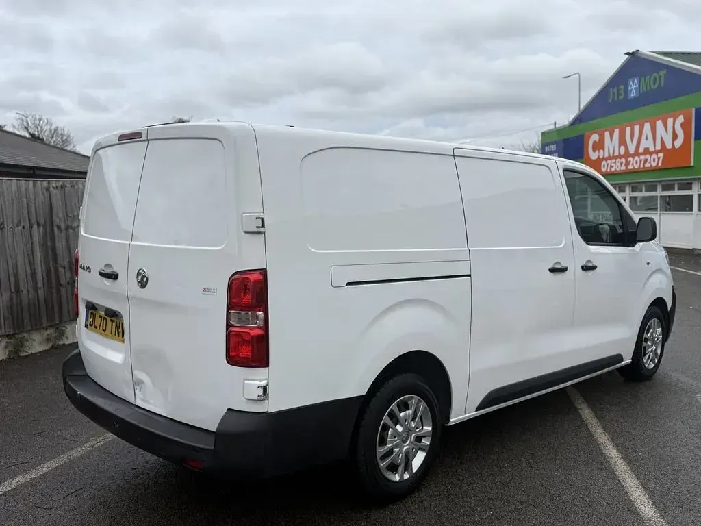 Used Vauxhall Vivaro S 100 HP (73 kW) 2020 White MPV