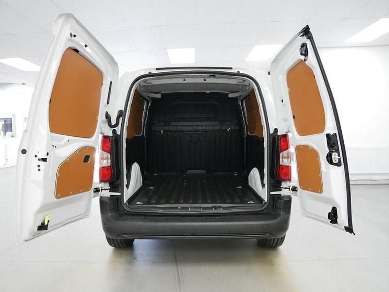 Used Toyota Proace 100 kW (136 HP) 2023 White MPV