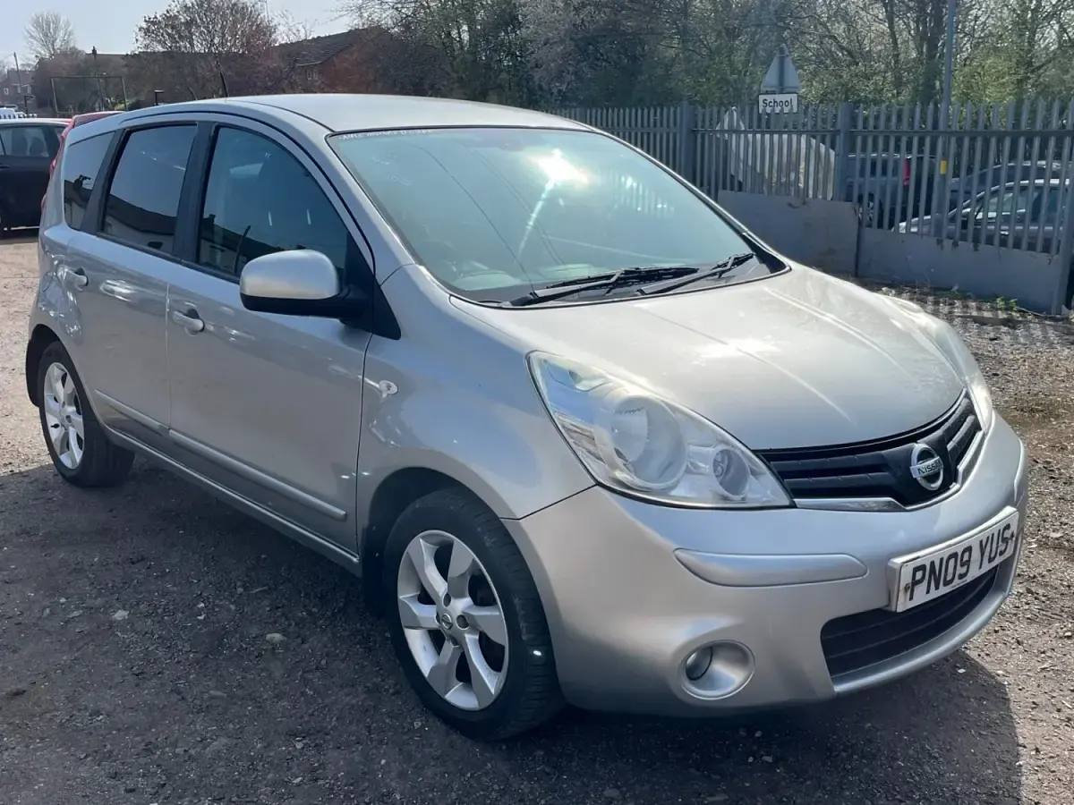 Begagnad Nissan Note Tekna 110 HK (80 kW) 2009 Silver Halvkombi