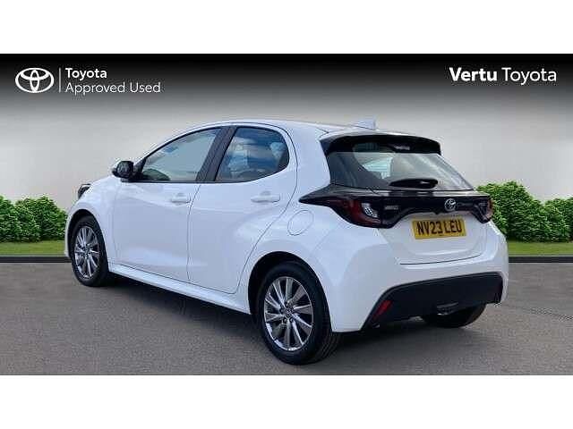 Used Toyota Yaris Hybrid 116 HP (85 kW) 2023 White Hatchback