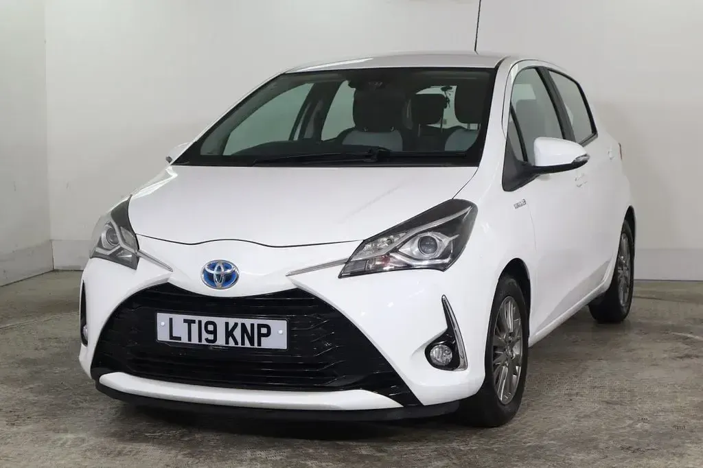 Used Toyota Yaris Hybrid 100 HP (73 kW) 2019 White Hatchback