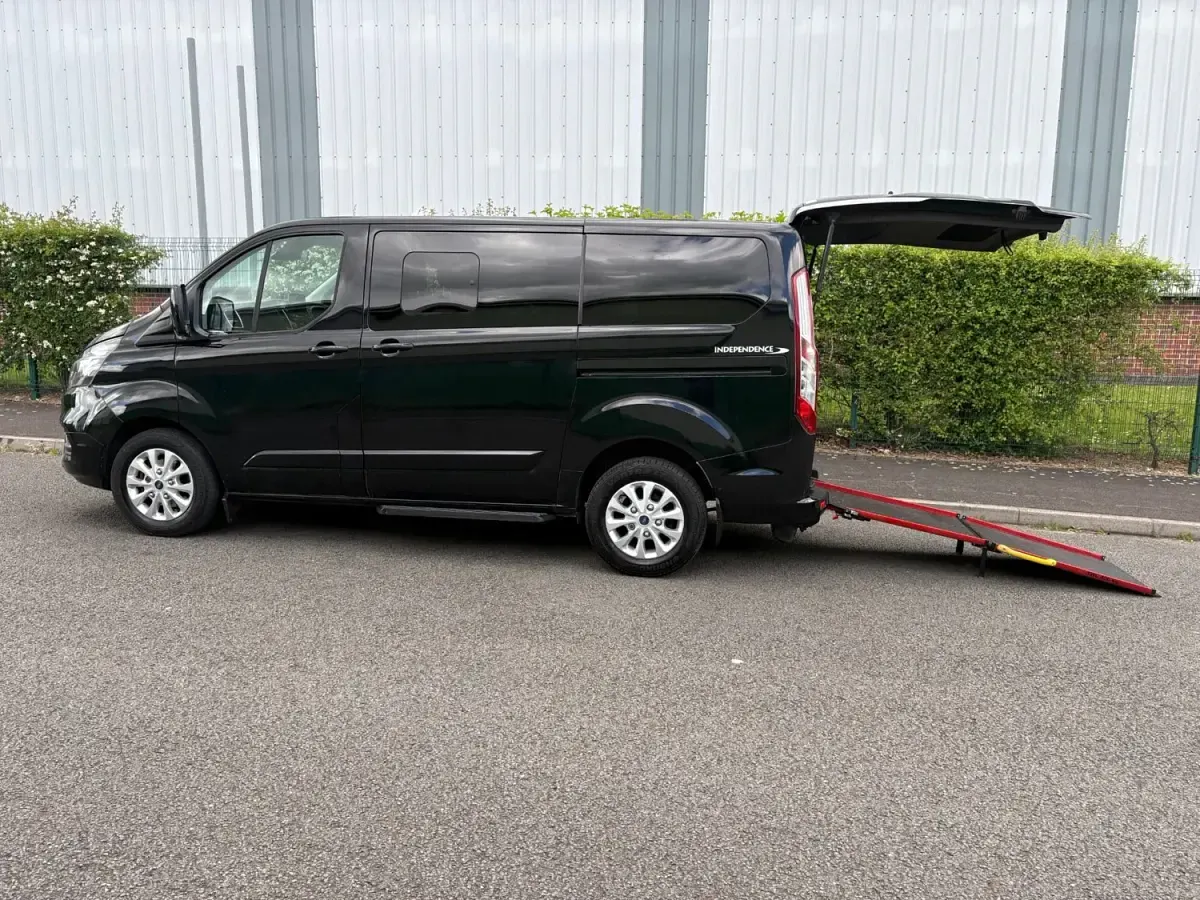 Usado Ford Tourneo Titanium 130 HP (95 kW) 2019 Preto Monovolume